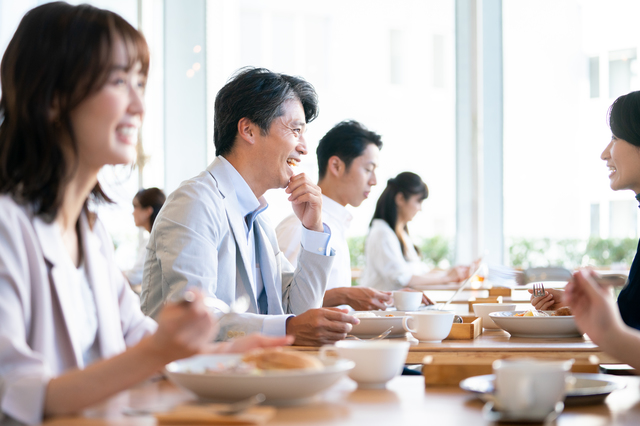 社員食堂のメリットや導入企業7選！社食のある企業に転職する方法も紹介