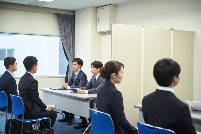 面接の姿勢や入室・退室を解説！歩き方や手の位置、ノックのマナーも紹介！